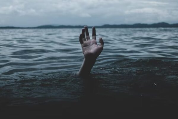 उजनी धरणात बोट पलटली, 6 जण बुडाले, PSI पोहत-पोहत काठावर आले; रात्रीच्या अंधारात शोध सुरू