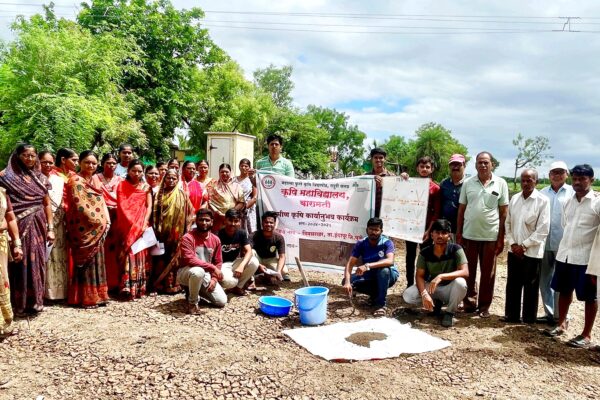 कृषीदूतांनी केले माती परीक्षण नमुना घेण्याचे मार्गदर्शन,