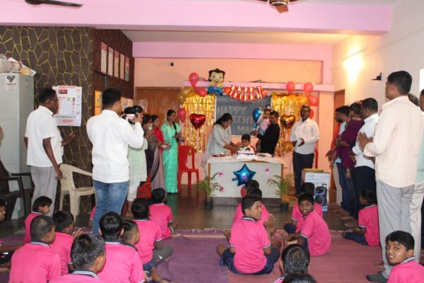 मतिमंद मुलांसोबत वाढदिवस साजरा करत `खुडे’ कुटुंबीयांनी दिला सामाजिक भावनांचा संदेश!