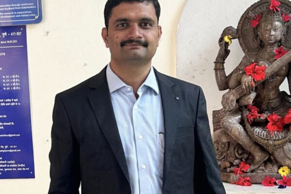 ऊस बांधणी करणाऱ्याचा मुलगा झाला कार्यकारी संचालक!