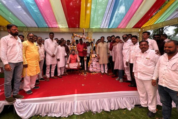 प्रविण माने यांची शालेय उपयोगी साहित्याने तुला संपन्न