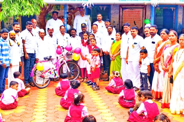 कै.यशोदा गणपत पाटील यांच्या स्मरणार्थ जिल्हा परिषद शाळेस सायकल भेट.
