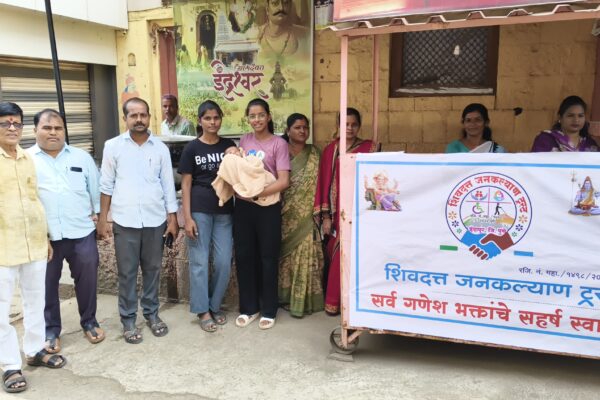 शिवदत्त जनकल्याण ट्रस्टच्या वतीने हजारो गणेश भक्तांना जिलेबी लाडू वाटप
