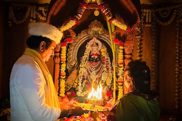 हर्षवर्धन पाटील यांच्या हस्ते बावडा येथील पद्मावती मंदिरात महाआरती